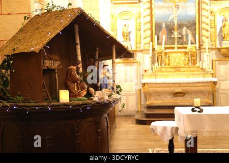 Limousin, Frankreich. Dezember 2025. Weihnachtskrippe mit dem Jesuskind, das am Weihnachtstag geboren wurde, in einer Landkirche in Limousin. Quelle: Hugo Martin/Alamy Live News. Stockfoto
