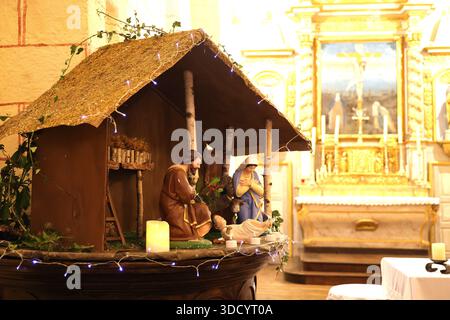 Limousin, Frankreich. Dezember 2025. Weihnachtskrippe mit dem Jesuskind, das am Weihnachtstag geboren wurde, in einer Landkirche in Limousin. Quelle: Hugo Martin/Alamy Live News. Stockfoto