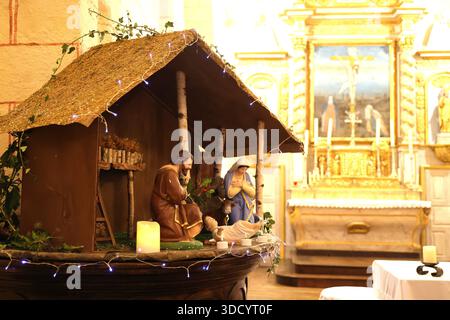Limousin, Frankreich. Dezember 2025. Weihnachtskrippe mit dem Jesuskind, das am Weihnachtstag geboren wurde, in einer Landkirche in Limousin. Quelle: Hugo Martin/Alamy Live News. Stockfoto
