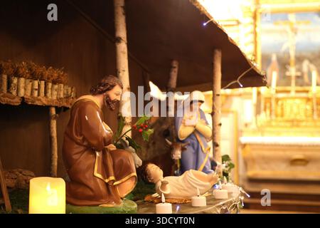 Limousin, Frankreich. Dezember 2025. Weihnachtskrippe mit dem Jesuskind, das am Weihnachtstag geboren wurde, in einer Landkirche in Limousin. Quelle: Hugo Martin/Alamy Live News. Stockfoto