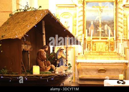 Limousin, Frankreich. Dezember 2025. Weihnachtskrippe mit dem Jesuskind, das am Weihnachtstag geboren wurde, in einer Landkirche in Limousin. Quelle: Hugo Martin/Alamy Live News. Stockfoto