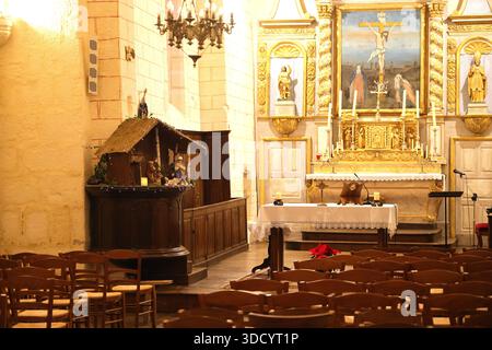 Limousin, Frankreich. Dezember 2025. Weihnachtskrippe mit dem Jesuskind, das am Weihnachtstag geboren wurde, in einer Landkirche in Limousin. Quelle: Hugo Martin/Alamy Live News. Stockfoto