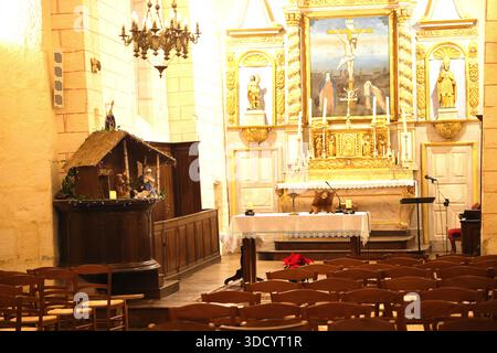 Limousin, Frankreich. Dezember 2025. Weihnachtskrippe mit dem Jesuskind, das am Weihnachtstag geboren wurde, in einer Landkirche in Limousin. Quelle: Hugo Martin/Alamy Live News. Stockfoto