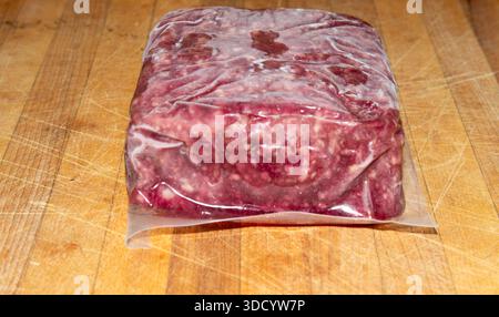 Ein Pfund gefrorener, vakuumversiegelter RindfleischHamburger Stockfoto