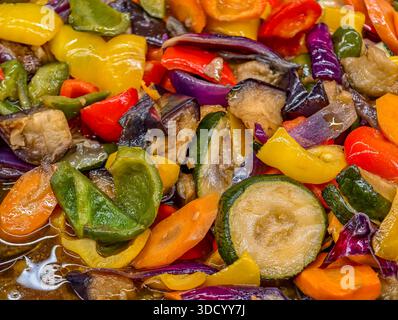 Geröstetes gemischtes Gemüse mit bunten Glockenpaprika Zucchini Karotten und Auberginen Closeup gesunder Lebensstil Lebensmittel Hintergrund Stockfoto
