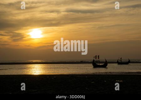 Reihen von Fischerbooten im Meer von ​​Bangladesh. Ein wunderschöner Blick auf die Bootsreihe und die untergehende Sonne. Blick auf den Inani Beach in Cox's Bazar. Stockfoto