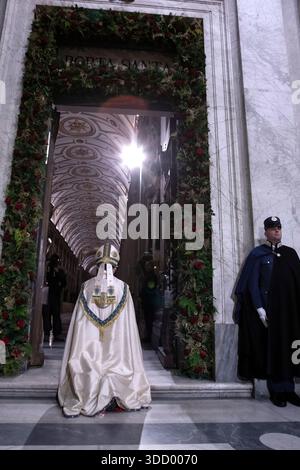 Kardinal Rolandas Makrickas steht dem Ritus der Schließung der heiligen Pforte der Basilika St. Maria als Teil des Jubiläumsjahres vor. Stockfoto