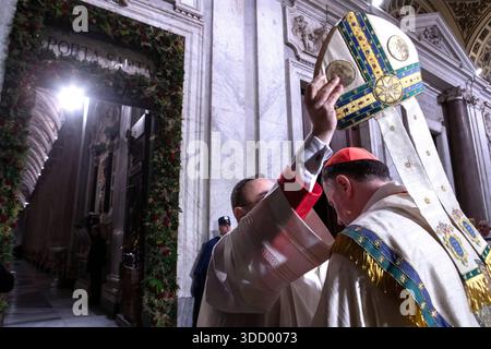 Kardinal Rolandas Makrickas steht dem Ritus der Schließung der heiligen Pforte der Basilika St. Maria als Teil des Jubiläumsjahres vor. Stockfoto