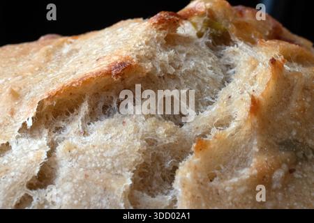 Nahaufnahme eines Sauerteigbrotes mit Käse und Oliven Stockfoto