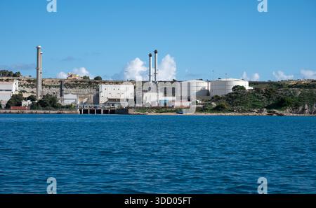 Blick auf den Dorfplatz von Marsaxlokk, weihnachtlich dekoriert, mit festlicher Dekoration und einer warmen, entspannten Atmosphäre Marsaxlokk, Malta, 6. Dezember 202 Stockfoto
