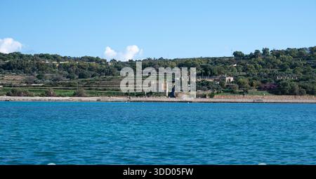 Blick auf den Dorfplatz von Marsaxlokk, weihnachtlich dekoriert, mit festlicher Dekoration und einer warmen, entspannten Atmosphäre Marsaxlokk, Malta, 6. Dezember 202 Stockfoto