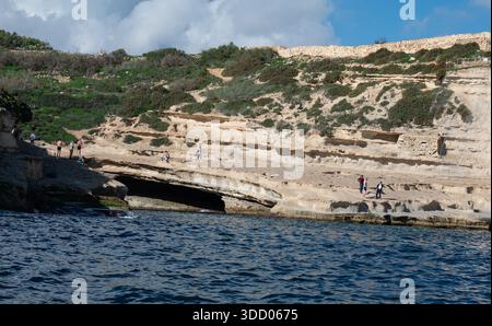 Spektakuläre Kreidefelsen und zerklüftete Kalksteinfelsen der Halbinsel Delimara an der südöstlichen Spitze Maltas, fotografiert vom Meer aus in der Sonne Stockfoto