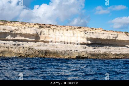 Spektakuläre Kreidefelsen und zerklüftete Kalksteinfelsen der Halbinsel Delimara an der Südostspitze Maltas, fotografiert vom Meer an einem sonnigen Tag Delimara, Malta, 11. Dezember 2025. Stockfoto