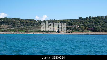 Blick auf den Dorfplatz von Marsaxlokk, weihnachtlich dekoriert, mit festlicher Dekoration und einer warmen, entspannten Atmosphäre Marsaxlokk, Malta, 6. Dezember 2025. Stockfoto