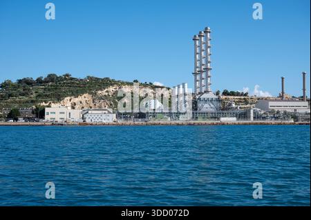 Blick auf den Dorfplatz von Marsaxlokk, weihnachtlich dekoriert, mit festlicher Dekoration und einer warmen, entspannten Atmosphäre Marsaxlokk, Malta, 6. Dezember 2025. Stockfoto