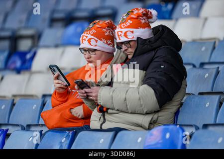 Luton, Großbritannien. Dezember 2025. Luton Town Fans vor dem Spiel der Sky Bet League 1 zwischen Luton Town und Wycombe Wanderers in der Kenilworth Road, Luton, England am 26. Dezember 2025. Foto: David Horn. Quelle: Prime Media Images/Alamy Live News Stockfoto