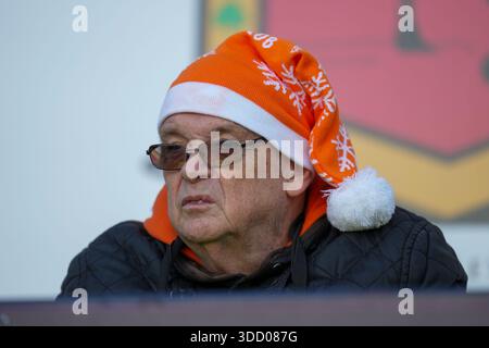 Luton, Großbritannien. Dezember 2025. Ein Unterstützer von Luton Town während des Spiels der Sky Bet League 1 zwischen Luton Town und Wycombe Wanderers in der Kenilworth Road, Luton, England am 26. Dezember 2025. Foto: David Horn. Quelle: Prime Media Images/Alamy Live News Stockfoto