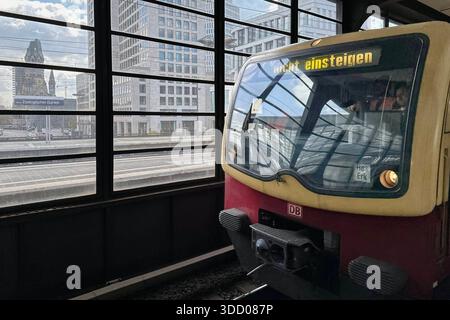 09.04.2025, Berlin, DE - S-Bahn mit dem Hinweis nicht einsteigen faehrt am Bahnhof Zoologischer Garten durch. Alltag, Bahn, Bahnhof, Bahnstation, Bahnverkehr, Berlin, Betriebsfahrt, deutsch, Deutschland, Dienstfahrt, Doppelseite, Durchfahrt, elektrisch, Europa, europaeisch, Gesellschaft, innen, Innenaufnahme, Menschen, Nahverkehr, nicht einsteigen, oeffentlicher Nahverkehr, oeffentlicher Personennahverkehr, OEPNV, Personen, Personenbeförderung, Personentransport, QF, Querformat, S-Bahn, s-Bahn, S-Bahnhof, Stadt, Stadtbahn, Stadtleben, Stadtverkehr, Bahnhof, Testfahrt, Transport, Transportier Stockfoto