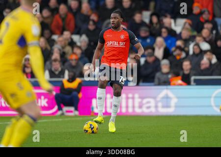 Luton, Großbritannien. Dezember 2025. Teden Mengi (15) aus Luton Town während des Spiels der Sky Bet League 1 zwischen Luton Town und Wycombe Wanderers in der Kenilworth Road, Luton, England am 26. Dezember 2025. Foto: David Horn. Quelle: Prime Media Images/Alamy Live News Stockfoto