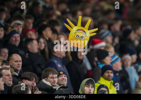 Luton, Großbritannien. Dezember 2025. Luton Town Fans beim Spiel der Sky Bet League 1 zwischen Luton Town und Wycombe Wanderers in der Kenilworth Road, Luton, England am 26. Dezember 2025. Foto: David Horn. Quelle: Prime Media Images/Alamy Live News Stockfoto