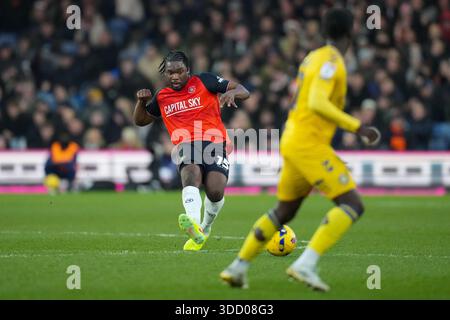 Luton, Großbritannien. Dezember 2025. Teden Mengi (15) aus Luton Town während des Spiels der Sky Bet League 1 zwischen Luton Town und Wycombe Wanderers in der Kenilworth Road, Luton, England am 26. Dezember 2025. Foto: David Horn. Quelle: Prime Media Images/Alamy Live News Stockfoto