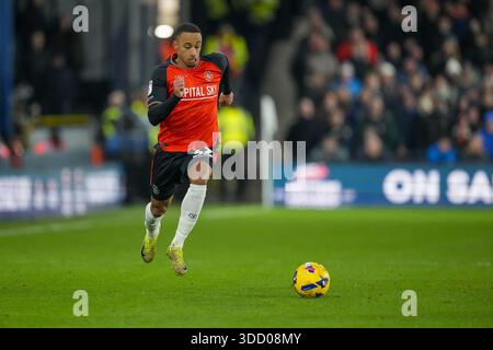 Luton, Großbritannien. Dezember 2025. Cohen Bramall (33) aus Luton Town während des Spiels der Sky Bet League 1 zwischen Luton Town und Wycombe Wanderers in der Kenilworth Road, Luton, England am 26. Dezember 2025. Foto: David Horn. Quelle: Prime Media Images/Alamy Live News Stockfoto