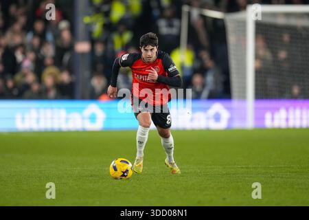 Luton, Großbritannien. Dezember 2025. Liam Walsh (8) aus Luton Town während des Spiels der Sky Bet League 1 zwischen Luton Town und Wycombe Wanderers in der Kenilworth Road, Luton, England am 26. Dezember 2025. Foto: David Horn. Quelle: Prime Media Images/Alamy Live News Stockfoto