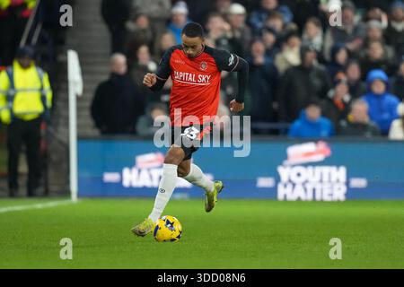 Luton, Großbritannien. Dezember 2025. Cohen Bramall (33) aus Luton Town während des Spiels der Sky Bet League 1 zwischen Luton Town und Wycombe Wanderers in der Kenilworth Road, Luton, England am 26. Dezember 2025. Foto: David Horn. Quelle: Prime Media Images/Alamy Live News Stockfoto