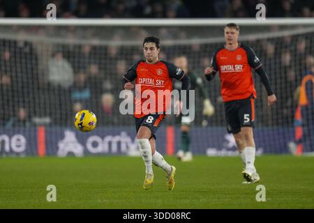 Luton, Großbritannien. Dezember 2025. Liam Walsh (8) aus Luton Town während des Spiels der Sky Bet League 1 zwischen Luton Town und Wycombe Wanderers in der Kenilworth Road, Luton, England am 26. Dezember 2025. Foto: David Horn. Quelle: Prime Media Images/Alamy Live News Stockfoto