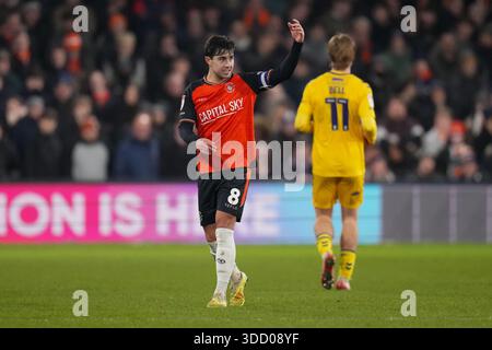 Luton, Großbritannien. Dezember 2025. Liam Walsh (8) aus Luton Town während des Spiels der Sky Bet League 1 zwischen Luton Town und Wycombe Wanderers in der Kenilworth Road, Luton, England am 26. Dezember 2025. Foto: David Horn. Quelle: Prime Media Images/Alamy Live News Stockfoto