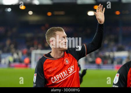 Luton, Großbritannien. Dezember 2025. George Saville (23) aus Luton Town nach dem Spiel der Sky Bet League 1 zwischen Luton Town und Wycombe Wanderers in der Kenilworth Road, Luton, England am 26. Dezember 2025. Foto: David Horn. Quelle: Prime Media Images/Alamy Live News Stockfoto