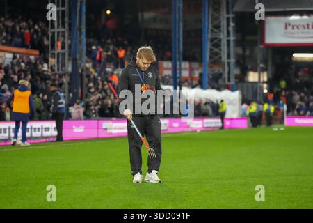 Luton, Großbritannien. Dezember 2025. Luton Town Ground Staff während des Spiels der Sky Bet League 1 zwischen Luton Town und Wycombe Wanderers in der Kenilworth Road, Luton, England am 26. Dezember 2025. Foto: David Horn. Quelle: Prime Media Images/Alamy Live News Stockfoto