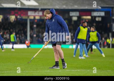 Luton, Großbritannien. Dezember 2025. Luton Town Ground Staff während des Spiels der Sky Bet League 1 zwischen Luton Town und Wycombe Wanderers in der Kenilworth Road, Luton, England am 26. Dezember 2025. Foto: David Horn. Quelle: Prime Media Images/Alamy Live News Stockfoto