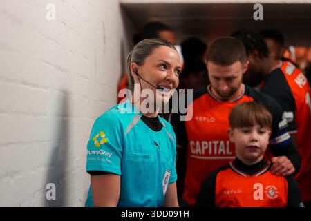 Luton, Großbritannien. Dezember 2025. Stellvertretende Schiedsrichterin Emily Carney vor dem Spiel der Sky Bet League 1 zwischen Luton Town und Wycombe Wanderers in der Kenilworth Road, Luton, England am 26. Dezember 2025. Foto: David Horn. Quelle: Prime Media Images/Alamy Live News Stockfoto