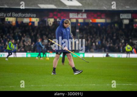 Luton, Großbritannien. Dezember 2025. Luton Town Ground Staff während des Spiels der Sky Bet League 1 zwischen Luton Town und Wycombe Wanderers in der Kenilworth Road, Luton, England am 26. Dezember 2025. Foto: David Horn. Quelle: Prime Media Images/Alamy Live News Stockfoto