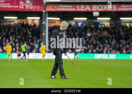 Luton, Großbritannien. Dezember 2025. Luton Town Ground Staff während des Spiels der Sky Bet League 1 zwischen Luton Town und Wycombe Wanderers in der Kenilworth Road, Luton, England am 26. Dezember 2025. Foto: David Horn. Quelle: Prime Media Images/Alamy Live News Stockfoto