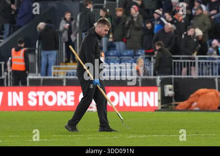 Luton, Großbritannien. Dezember 2025. Luton Town Ground Staff während des Spiels der Sky Bet League 1 zwischen Luton Town und Wycombe Wanderers in der Kenilworth Road, Luton, England am 26. Dezember 2025. Foto: David Horn. Quelle: Prime Media Images/Alamy Live News Stockfoto