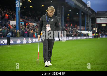 Luton, Großbritannien. Dezember 2025. Luton Town Ground Staff während des Spiels der Sky Bet League 1 zwischen Luton Town und Wycombe Wanderers in der Kenilworth Road, Luton, England am 26. Dezember 2025. Foto: David Horn. Quelle: Prime Media Images/Alamy Live News Stockfoto