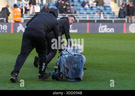Luton, Großbritannien. Dezember 2025. Luton Town Ground Staff während des Spiels der Sky Bet League 1 zwischen Luton Town und Wycombe Wanderers in der Kenilworth Road, Luton, England am 26. Dezember 2025. Foto: David Horn. Quelle: Prime Media Images/Alamy Live News Stockfoto