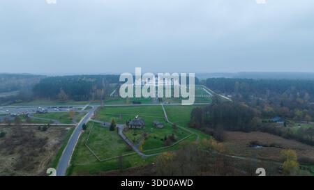 Aus der Vogelperspektive zeigt einen großen weißen Palast auf einem Terrassenrasen in Belarus, mit langer Treppe, symmetrischen Alleen, Nadelwald, Nebengebäuden, und f Stockfoto