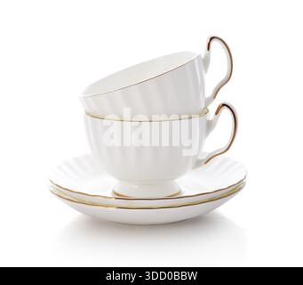 Zwei weiß-goldene Porzellan-Teetassen mit Untertassen auf weißem Hintergrund, Schnittpfad im Preis inbegriffen Stockfoto