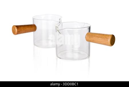 Zwei Kaffeetassen aus Glas mit Holzgriffen isoliert auf weißem Hintergrund, Schneidepfad im Lieferumfang enthalten Stockfoto