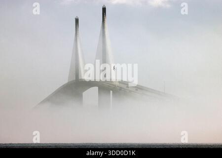 St. Petersburg, Florida, USA. Dezember 2025. Die Sunshine Skyway Bridge an einem nebeligen Tag, von Skyway Beach aus gesehen. Die über dem südlichen Ende der Tampa Bay gelegene Betonbrücke verbindet St. Petersburg mit Terra CEIA und überspannt eine der meistbefahrenen Schifffahrtsstraßen in den Vereinigten Staaten. (Kreditbild: © Zoraida Diaz/ZUMA Press Wire) NUR REDAKTIONELLE VERWENDUNG! Nicht für kommerzielle ZWECKE! Quelle: ZUMA Press, Inc./Alamy Live News Stockfoto