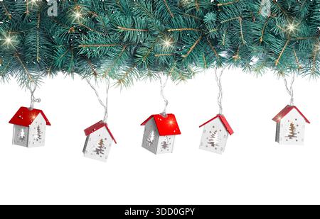 Wunderschönes Weihnachtsdekor und Tannenzweige auf weißem Hintergrund. Bannerdesign Stockfoto