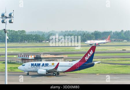 Jakarta, Indonesien - 25. Oktober 2017: Nam Air Boeing 737-500 und Batik Air Airbus A320-200 am Soekarno-Hatta International Airport in Jakarta, Indone Stockfoto