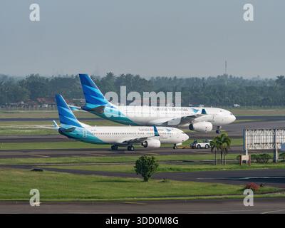 Jakarta, Indonesien - 25. Oktober 2017: Garuda Indonesia Boeing 737-800 und Airbus A330-300 während des Rollens am Soekarno-Hatta International Airport in J Stockfoto