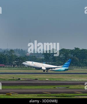 Jakarta, Indonesien - 25. Oktober 2017: Garuda Indonesia Boeing 737-800 während des Starts am Soekarno-Hatta International Airport in Jakarta, Indonesien. Stockfoto