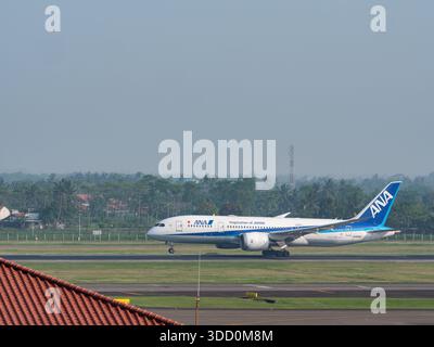 Jakarta, Indonesien - 25. Oktober 2017: Alle Nippon Airways Boeing 787-8 Dreamliner während des Starts am Soekarno-Hatta International Airport in Jakarta, Stockfoto