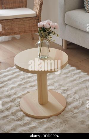 Holztisch mit Blumenmuster im Wohnzimmer Stockfoto