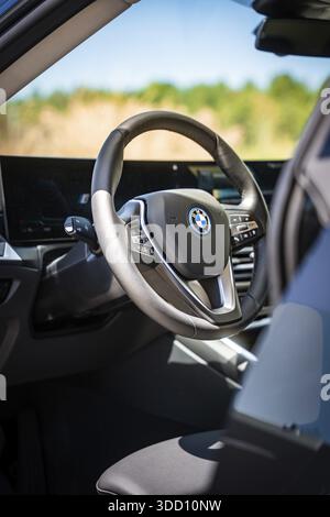 Blick auf das moderne Lenkrad und Display im Innenraum eines Autos, BMW i7 Elektroauto, Deer e-Carsharing, Calw, Deutschland Stockfoto